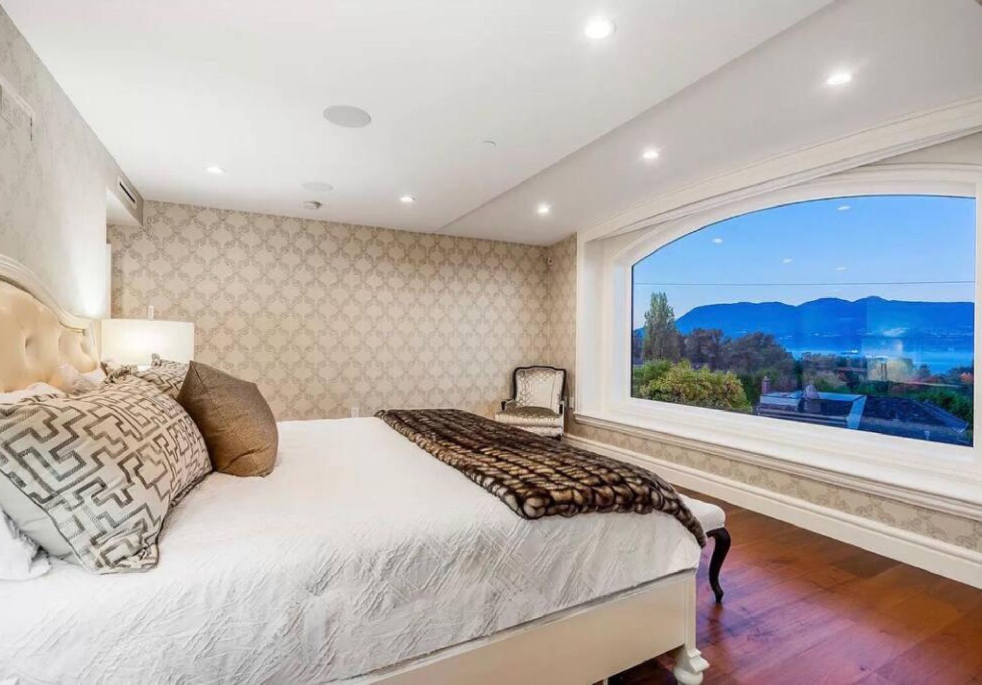 Luxury 5-bedrooms in Vancouver Point Grey